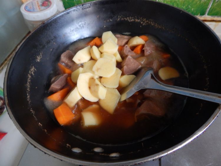 土豆胡萝卜烧牛肉步骤11