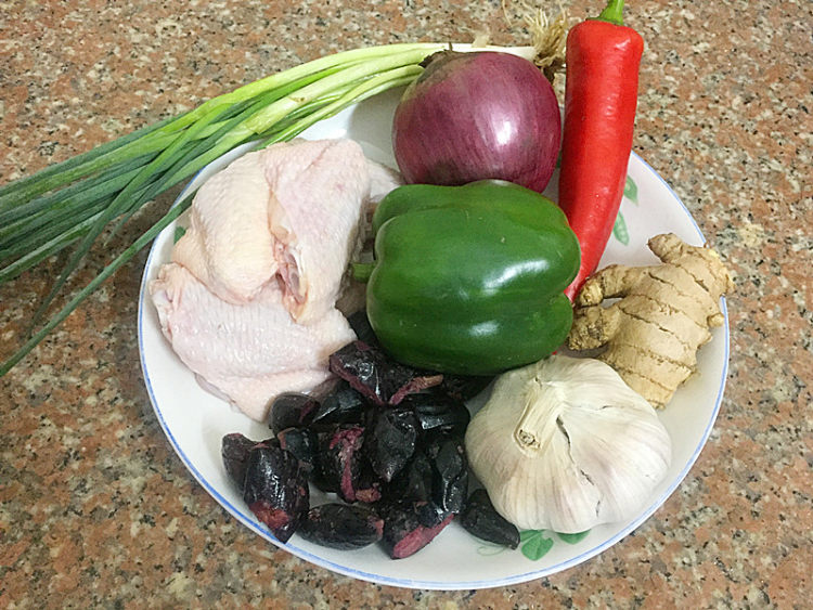 双椒榄角炒鸡块步骤1