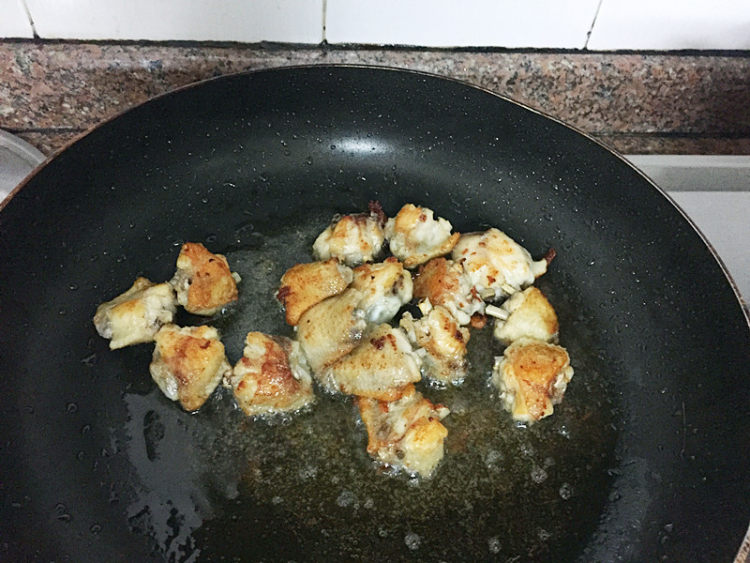 双椒榄角炒鸡块步骤5