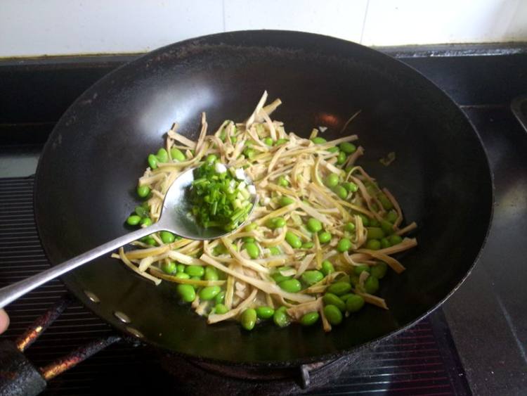 石笋干炒毛豆子步骤8