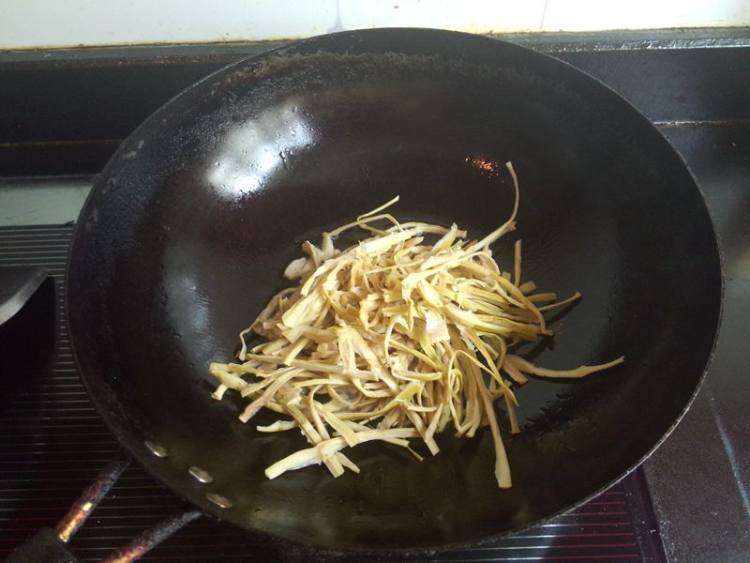 石笋干炒毛豆子步骤4