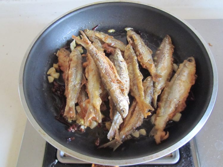 香辣小酥鱼步骤8