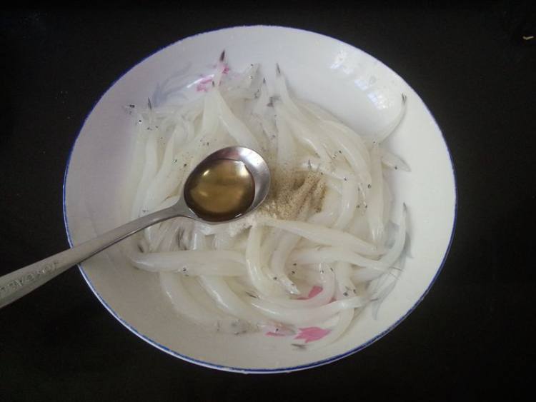 银鱼炒鸡蛋步骤2