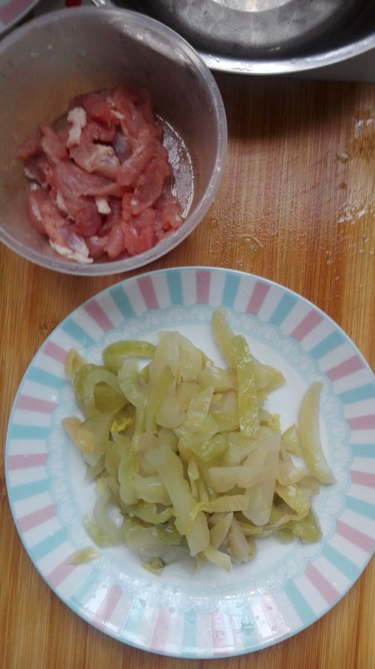 瘦肉炒咸菜步骤3