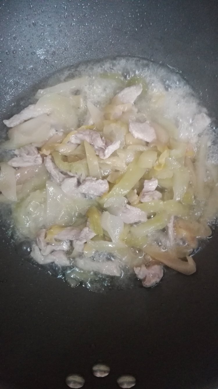 瘦肉炒咸菜步骤5