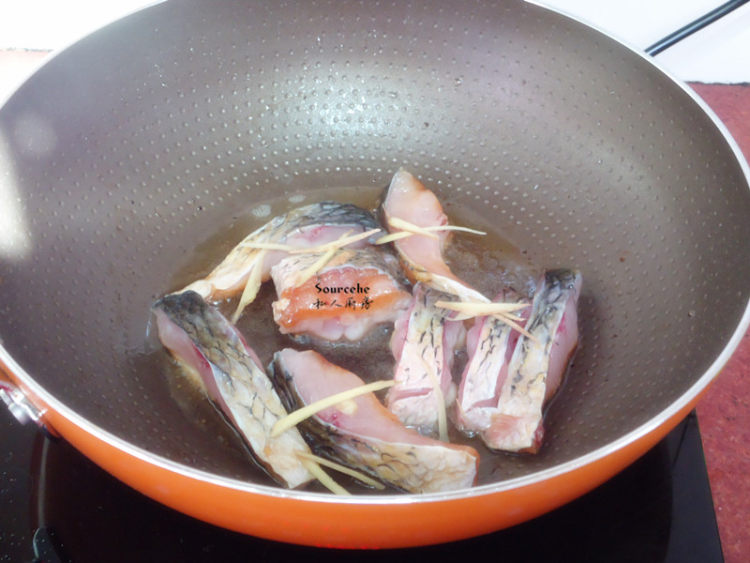 酸笋炒鱼步骤3