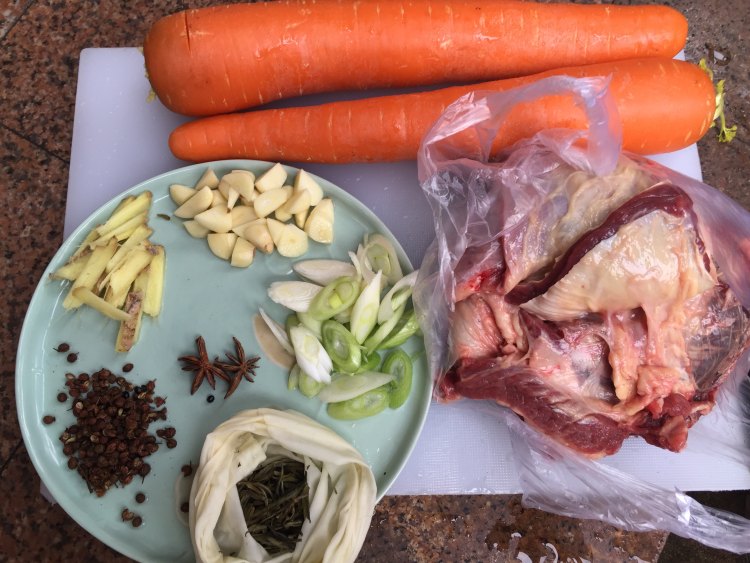 牛肉炖胡萝卜步骤1