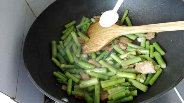 芦笋炒肉片步骤6