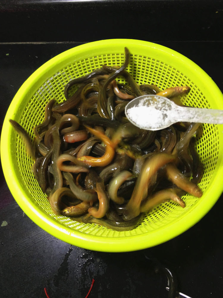 豆腐焖泥鳅步骤2