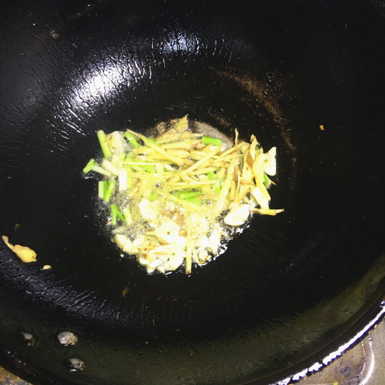 豆腐焖泥鳅步骤6