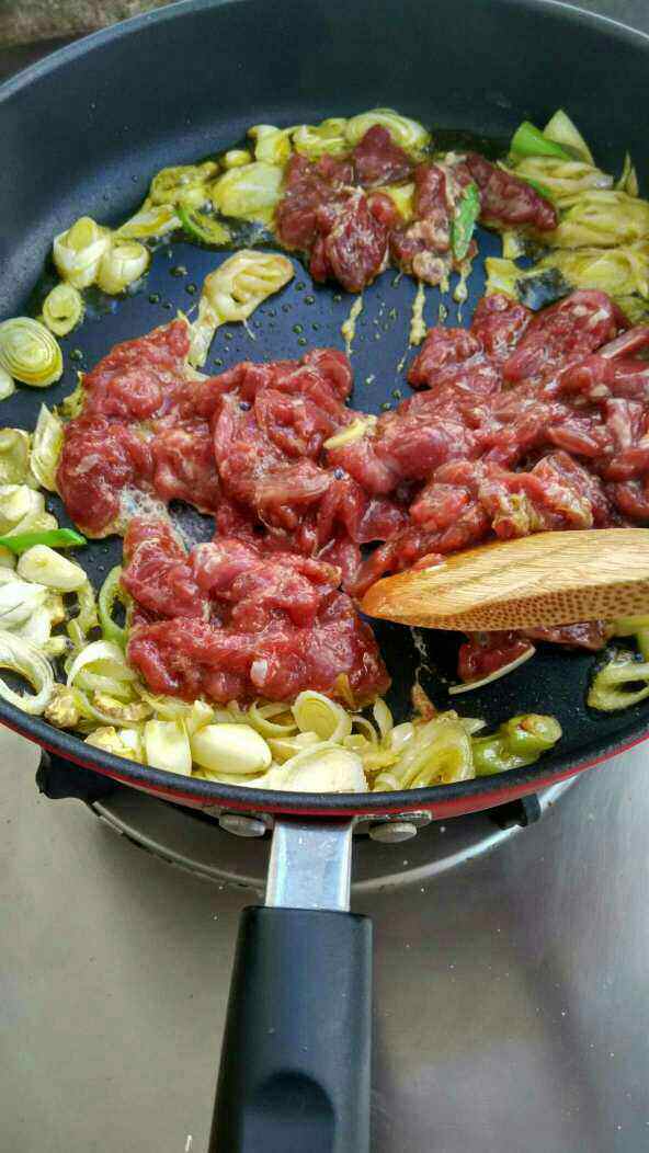 葱爆羊肉步骤6
