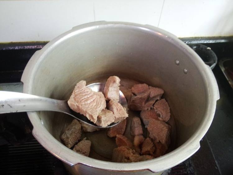 胡萝卜炖牛腱步骤6