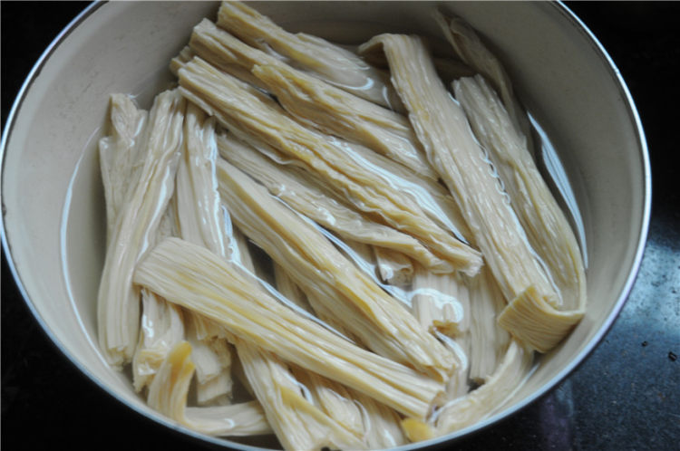 腐竹炒午餐肉步骤2