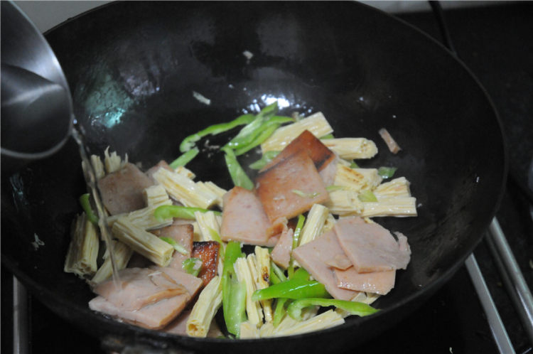 腐竹炒午餐肉步骤6