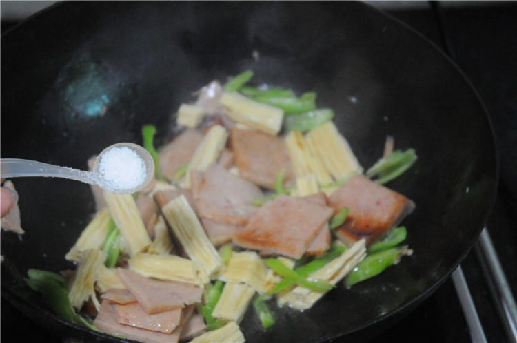 腐竹炒午餐肉步骤7
