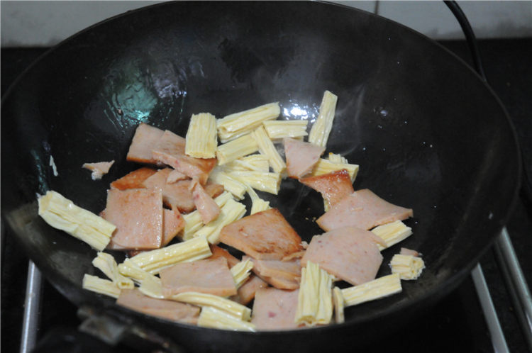腐竹炒午餐肉步骤5