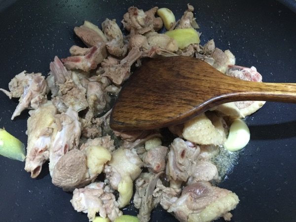 风味香焖鸭肉步骤1