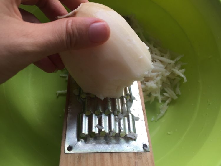 香煎鸡蛋藕饼步骤2
