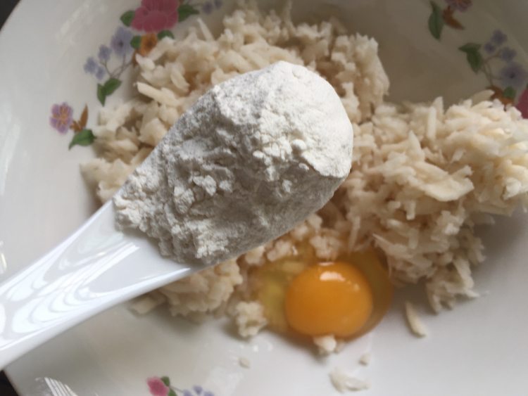 香煎鸡蛋藕饼步骤5