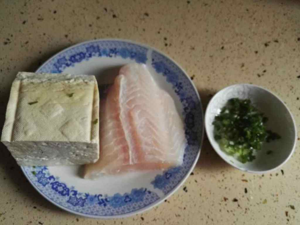 干炸豆腐鱼丸子步骤1