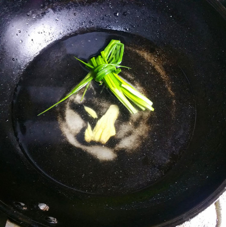 雪菜泡椒炒牛黄喉步骤3