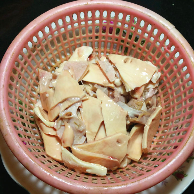 雪菜泡椒炒牛黄喉步骤2
