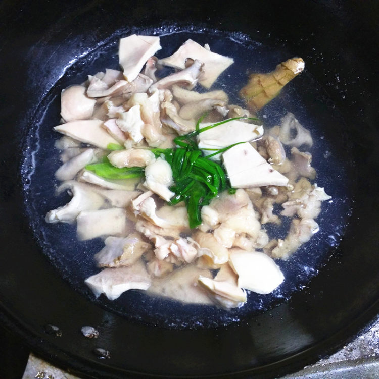 雪菜泡椒炒牛黄喉步骤4