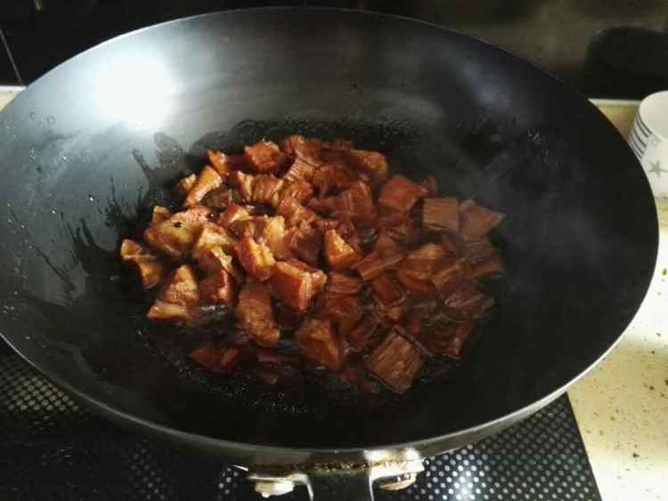 五花肉烧石笋干步骤14