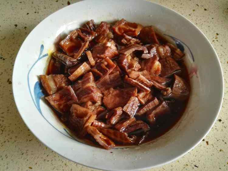 五花肉烧石笋干步骤13