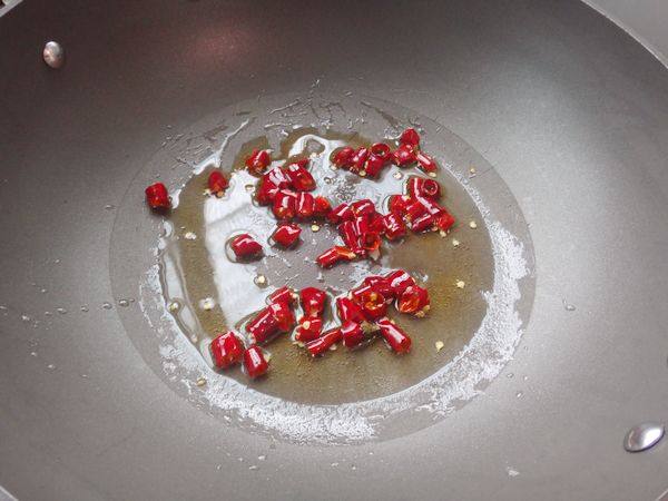 卤花生炒豆干步骤6