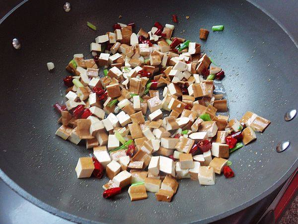 卤花生炒豆干步骤8