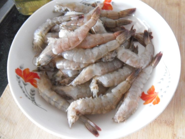 蒜蓉炒虾步骤2