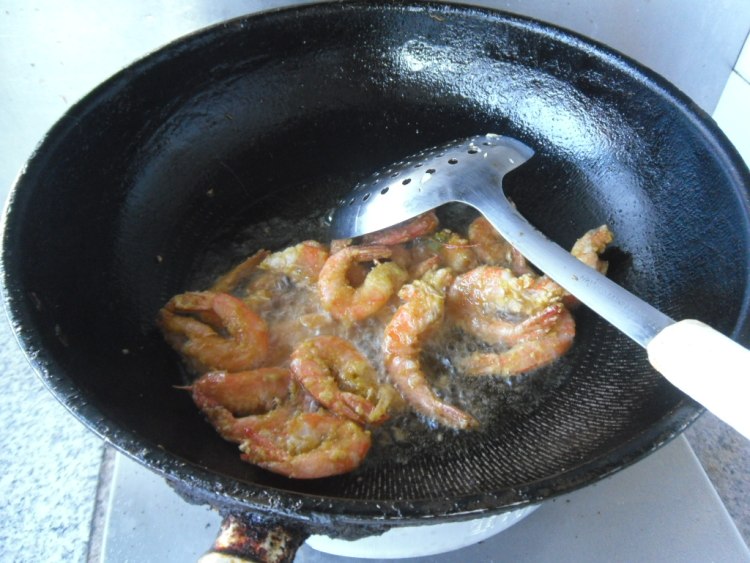 蒜蓉炒虾步骤6