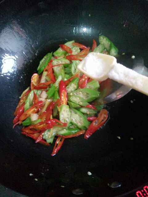 秋葵炒腊肉步骤7