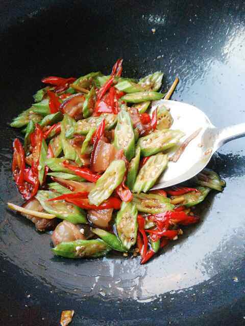 秋葵炒腊肉步骤9
