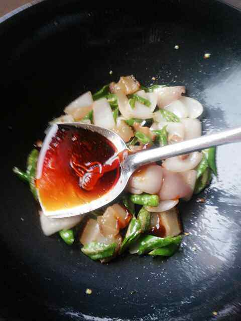 洋葱青椒炒腊肉步骤6