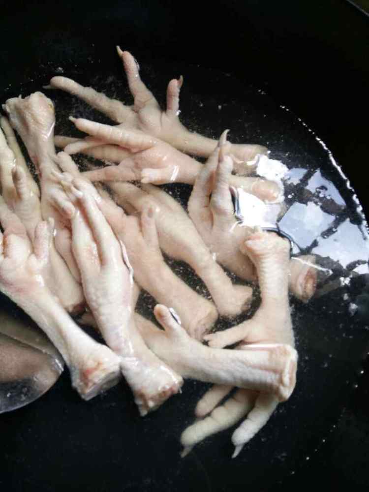 啤酒卤鸡爪步骤1