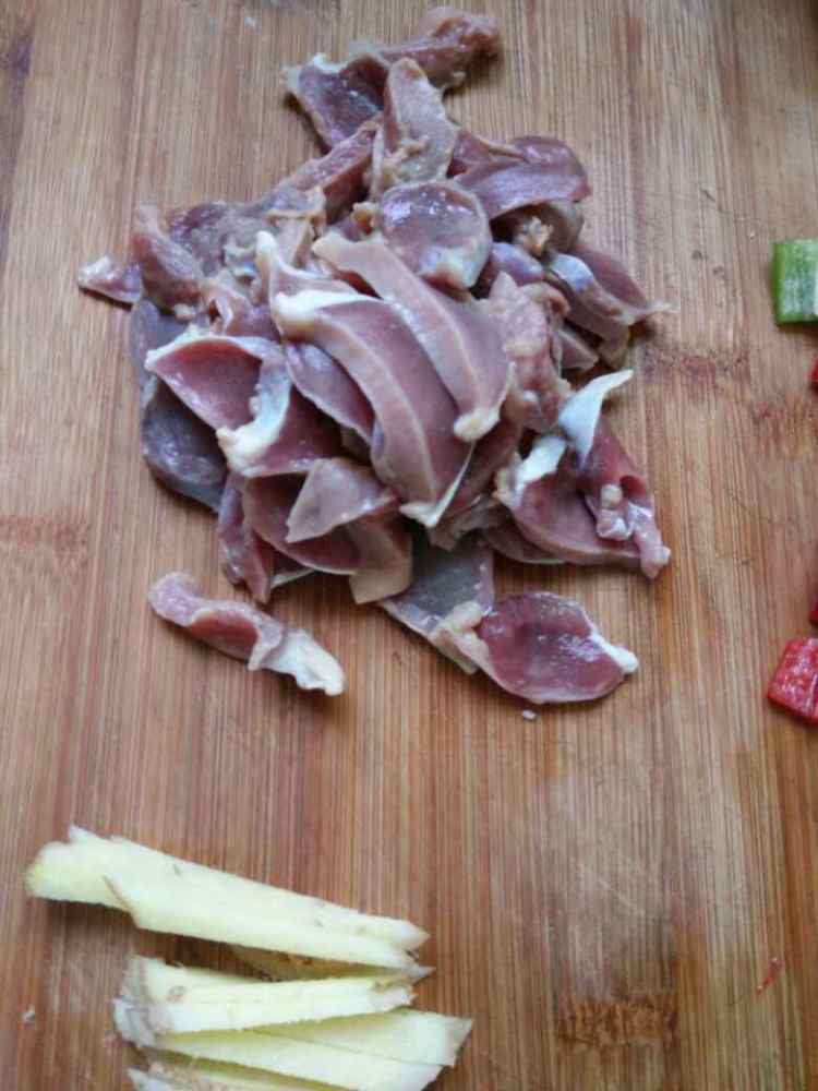 毛豆炒鸭胗步骤3