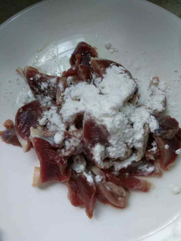 毛豆炒鸭胗步骤2