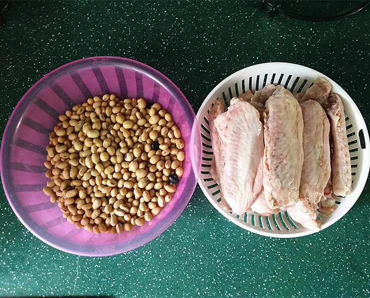 黄豆煲鸭翅步骤1