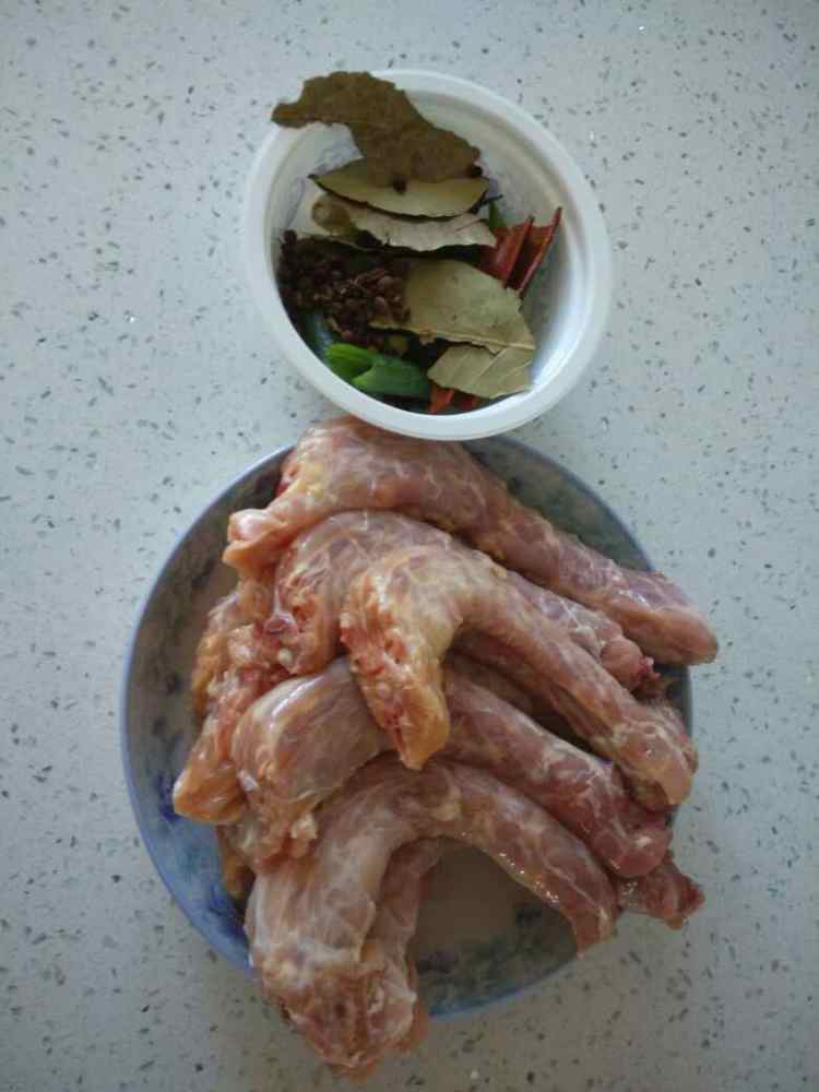 红烧鸡脖步骤1