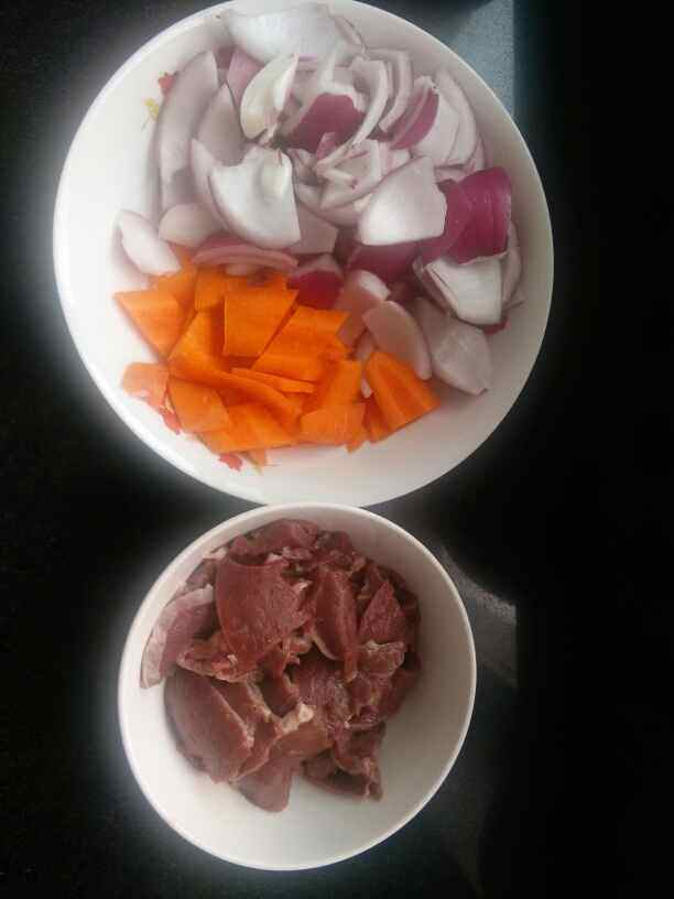 洋葱胡萝卜炒猪心步骤1