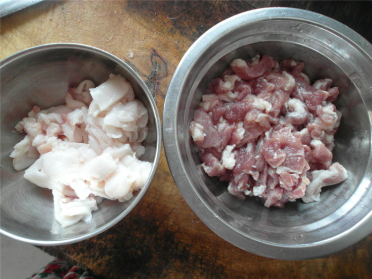 双椒肉丝炒冬笋步骤1
