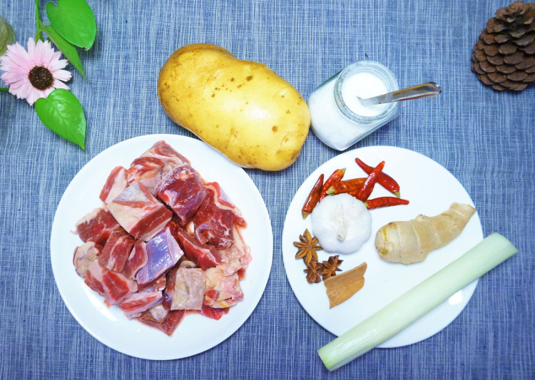 土豆焖牛肉步骤1