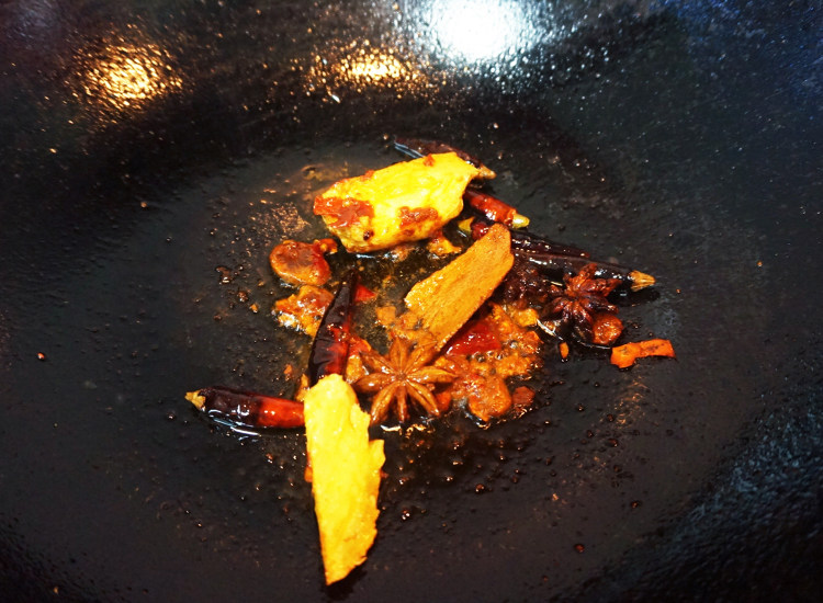 土豆焖牛肉步骤3