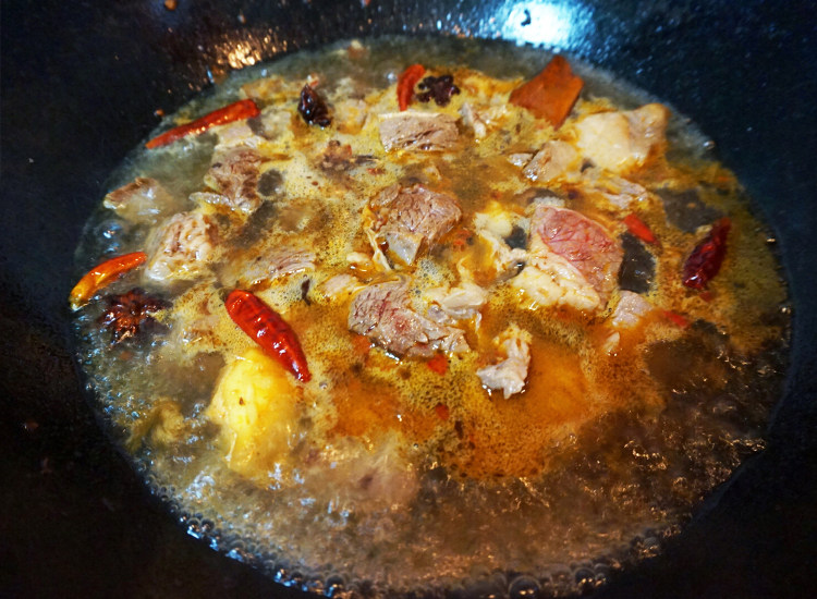 土豆焖牛肉步骤5