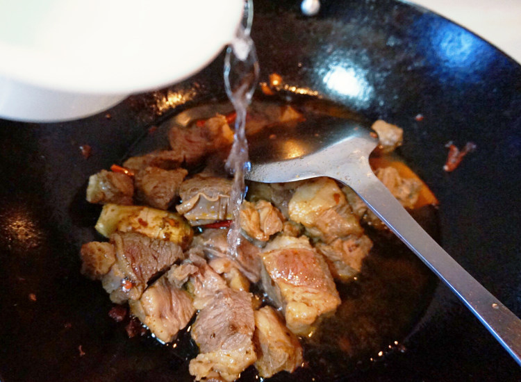 土豆焖牛肉步骤4