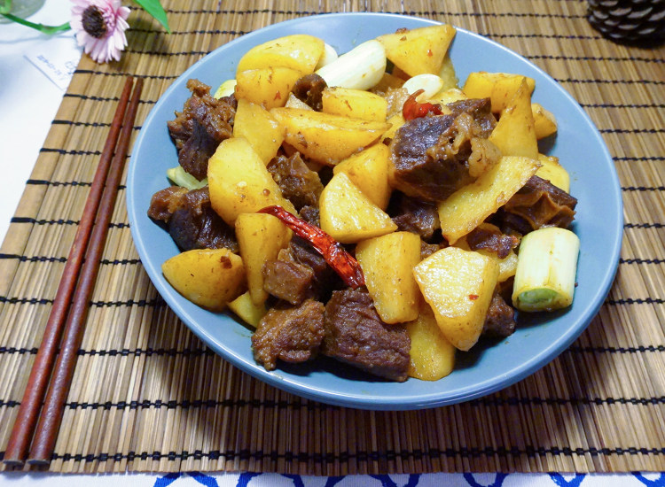 土豆焖牛肉步骤8
