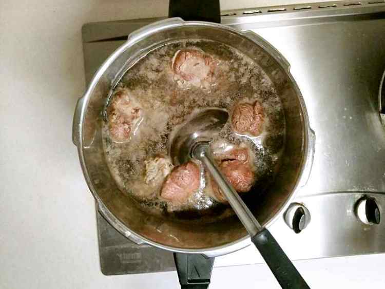 五香卤牛腱子步骤2