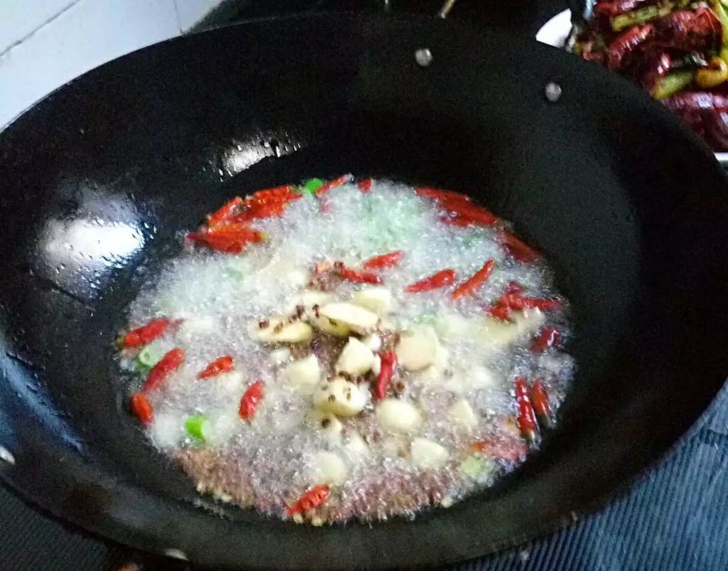 麻辣干锅龙虾步骤4